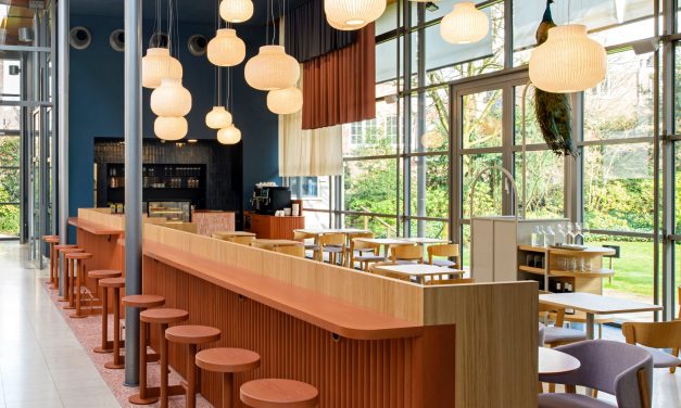 Helder interieur met historische gelaagdheid