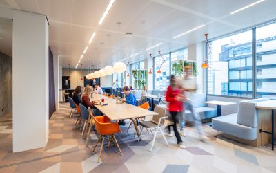 Kleurrijke werkomgeving met een vrouwelijke touch