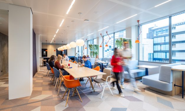 Kleurrijke werkomgeving met een vrouwelijke touch