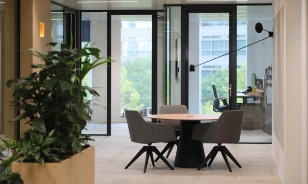 Serenity-glaswanden van Plan Effect in het kantoor van Greenberg Traurig