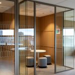 Combinatie van systeemwanden en interieuroplossingen