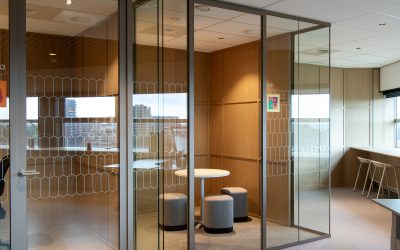 Combinatie van systeemwanden en interieuroplossingen