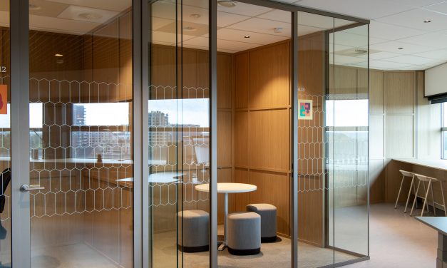 Combinatie van systeemwanden en interieuroplossingen