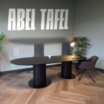 Nieuwe zit-sta tafel maakt staan en zittend vergaderen mogelijk