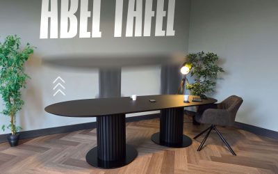 Nieuwe zit-sta tafel maakt staan en zittend vergaderen mogelijk