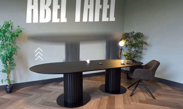 Nieuwe zit-sta tafel maakt staan en zittend vergaderen mogelijk